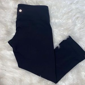 Lululemon black Women’s Capri workout pants size 8